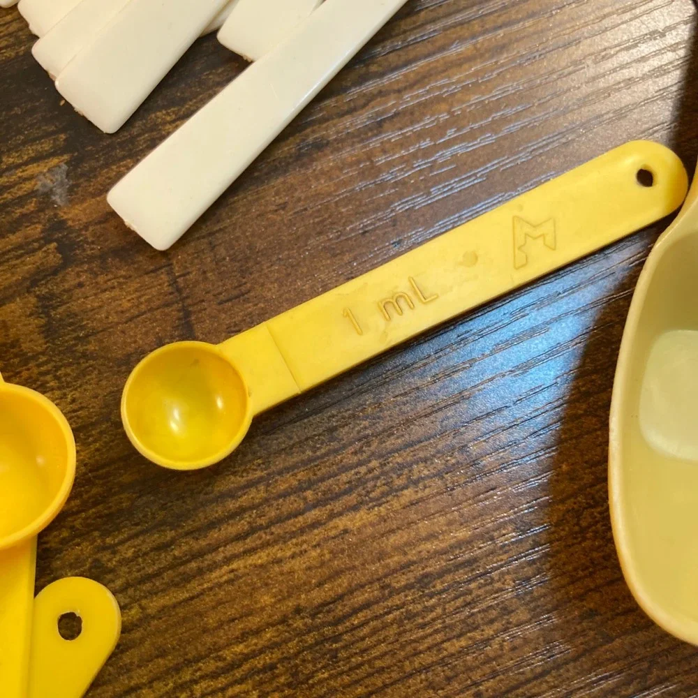 Vintage Plastic Measuring Spoons Lot Yellow White 25ml 15ml 2ml SI Mfg Canada